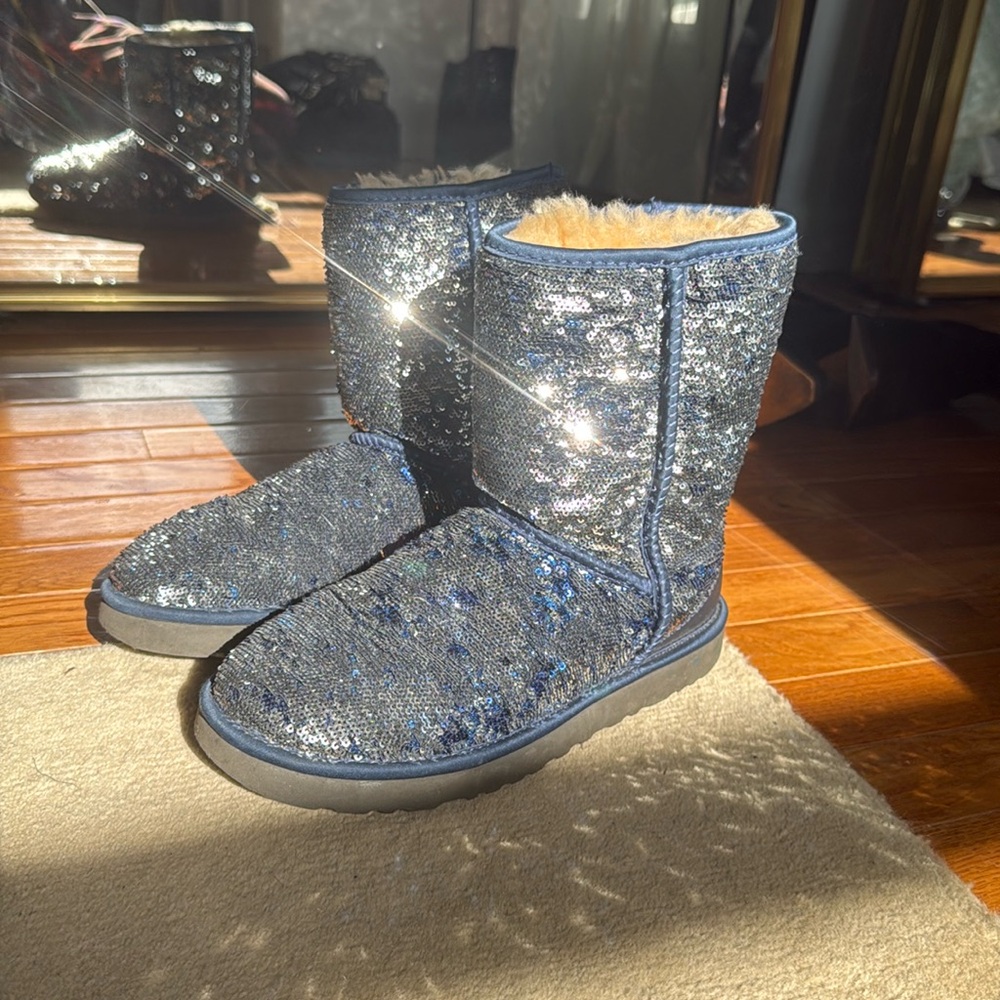 Color shifting sequence, blue silver UGGs